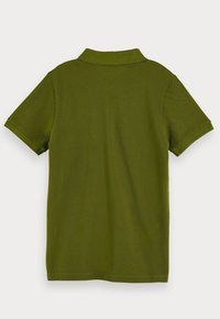 Zielona koszulka polo z fakturowaną tkaniną, krótki rękaw i klasyczny kołnierzyk. Posiada prosty dół i minimalne detale szycia.