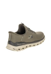 Chaussure de sport à enfiler Skechers Glide-Step marron clair avec tige en mesh et semelle blanche ventilée, vue de l'arrière et de côté.