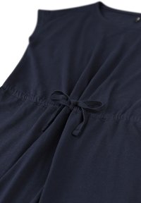 Marineblauwe jumpsuit van zachte stof, met korte mouwen, een trekkoord in de taille en een relaxte pasvorm. Minimalistisch ontwerp zonder patronen.
