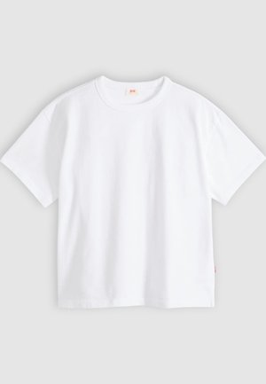 Άσπρο βαμβακερό t-shirt με κοντά μανίκια, στρογγυλή λαιμόκοψη, άνετη γραμμή, λεία υφή και μικρή ετικέτα με λογότυπο στη ραφή της αριστερής πλευράς.