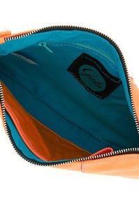 Borsa in pelle arancione con interno turchese. Presenta una chiusura con zip, una fodera in tessuto arancione e turchese a contrasto e un'etichetta del marchio.