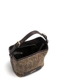 Bolsa marrón texturizada con un exterior suave y peludo y acentos de cuero liso. Correa ajustable y herrajes en tono dorado. Interior abierto con bolsillos.