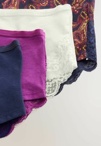 Keturi audiniai šortai tamsiai mėlynos, violetinės, baltos ir raštuotos spalvų; apatinėje dalyje turi nėriniuotas apdailes; pagaminti iš medvilnės; įvairios spalvos ir tekstūros.