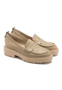 Beżowe skórzane loafersy z zaokrąglonym noskiem, teksturowaną cholewką i grubą gumową podeszwą. Posiadają delikatne przeszycia oraz dekoracyjną taśmę na froncie.