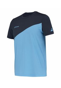 Camiseta atlética azul y marino con un diseño curvado, mangas cortas y tejido texturizado. Presenta un logo en el pecho y en la manga.