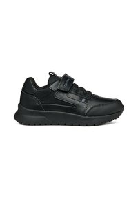 Scarpa atletica nera realizzata in pelle sintetica e mesh. Presenta una finitura testurizzata, lacci elasticizzati e una chiusura con cinturino in Velcro.