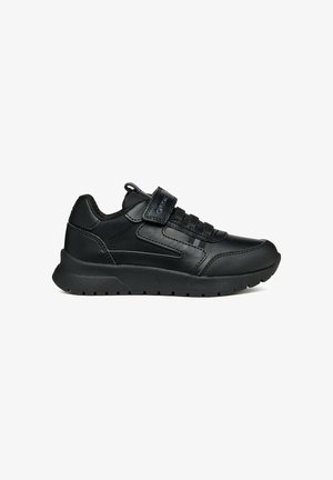Chaussure de sport noire en simili cuir et mesh. Présente une finition texturée, des lacets élastiques et une sangle en Velcro pour la fermeture.