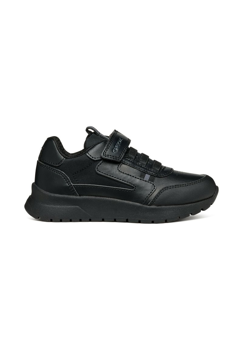 Scarpa atletica nera realizzata in pelle sintetica e mesh. Presenta una finitura testurizzata, lacci elasticizzati e una chiusura con cinturino in Velcro.