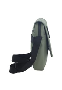 Borsa a spalla verde oliva con un design strutturato, dotata di base piatta, tracolla nera regolabile e chiusura con zip.