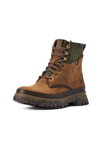 Bota de senderismo de cuero marrón con acentos verdes, ojales de metal, cordones marrones, puntera reforzada y suela de goma texturizada con motitas blancas.