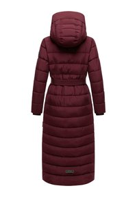 Bordeaux puffers jacket med hætte, bælte i taljen og lange ærmer. Har et quiltet design og et logo-patch i kanten.