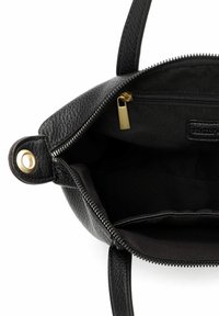 Czarna skórzana torba z fakturowaną powierzchnią, złotym suwakiem i wyściełanym wnętrzem z tkaniny. Posiada jedną wewnętrzną kieszeń na zamek.