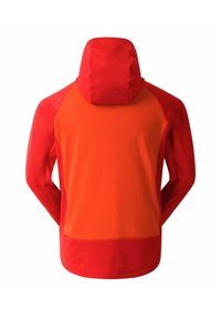 Rote Jacke mit Kapuze, einer Mischung aus leuchtend roten und orangefarbenen Paneelen, glatter Textur und langen Ärmeln mit tailliertem Design.