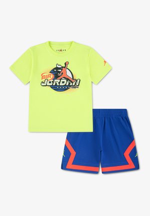 Camiseta Air Jordan de neón amarillo con gráfico de baloncesto combinada con pantalones cortos azules con ribetes naranjas y detalles de logotipo.