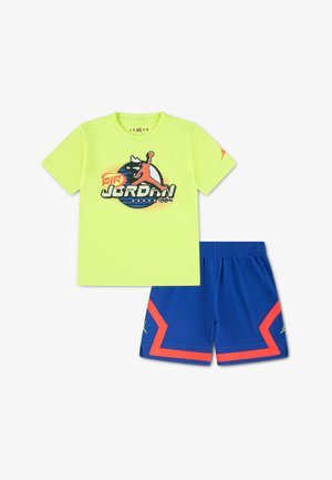 Camiseta Air Jordan de neón amarillo con gráfico de baloncesto combinada con pantalones cortos azules con ribetes naranjas y detalles de logotipo.