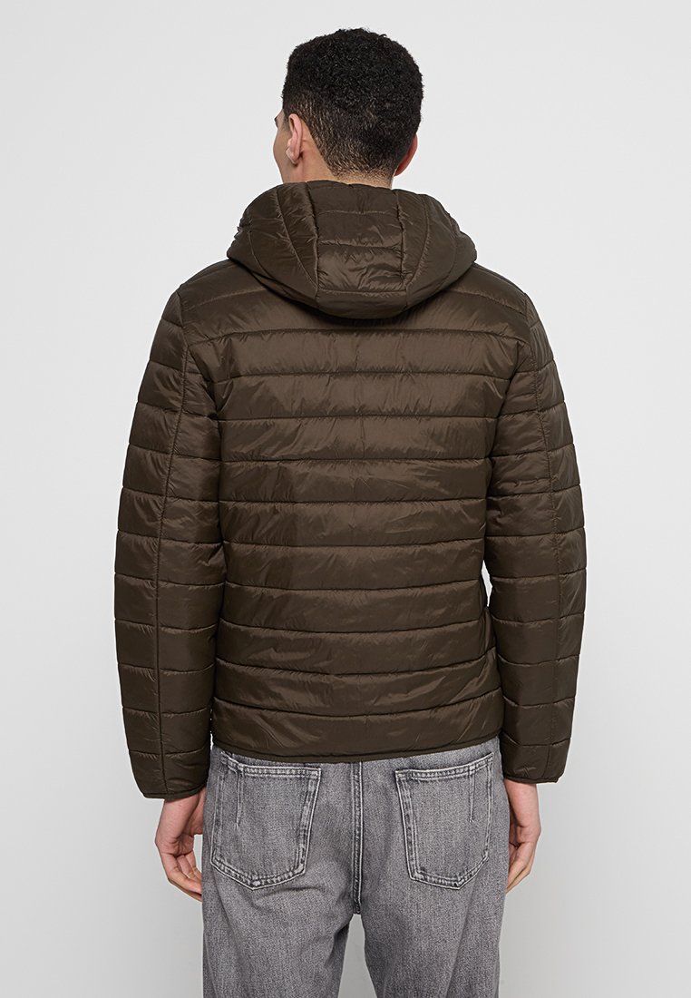 Veste rembourrée de couleur vert olive foncé, avec une capuche. Présente un matelassage horizontal et une texture lisse et brillante. Conception décontractée avec une coupe ample.