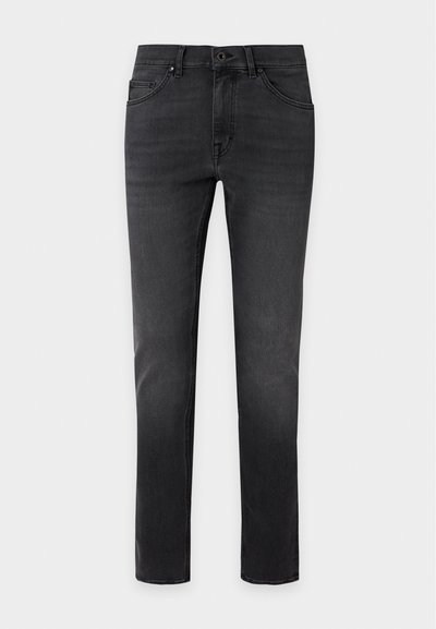 Μαύρο τζιν slim-fit με πέντε τσέπες και κλείσιμο με κουμπί, εμφανίζεται επίπεδο σε ανοιχτό γκρι φόντο.
