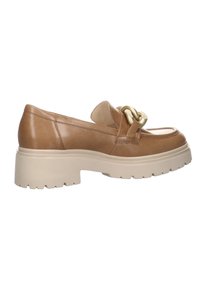 Mocassin en cuir beige avec une semelle crème épaisse et un grand détail chaîne dorée sur le dessus, vu de profil.