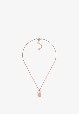 Collar de cadena de oro rosa con un colgante rectangular dividido en dos secciones: una lisa y una texturizada, con un logo en la parte inferior.