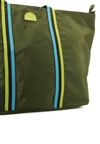 Borsa tote in nylon verde con accenti a righe blu, verdi e nere. Presenta un logo rotondo e manici doppi resistenti.
