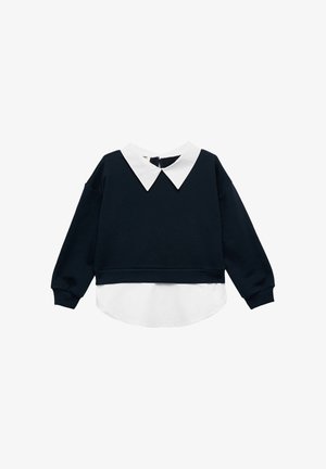 Navy-geschnittenes Sweatshirt mit einem weißen, abnehmbaren kragenhemd darunter, mit langen Ärmeln und gerippten Bündchen. Glatte Textur.