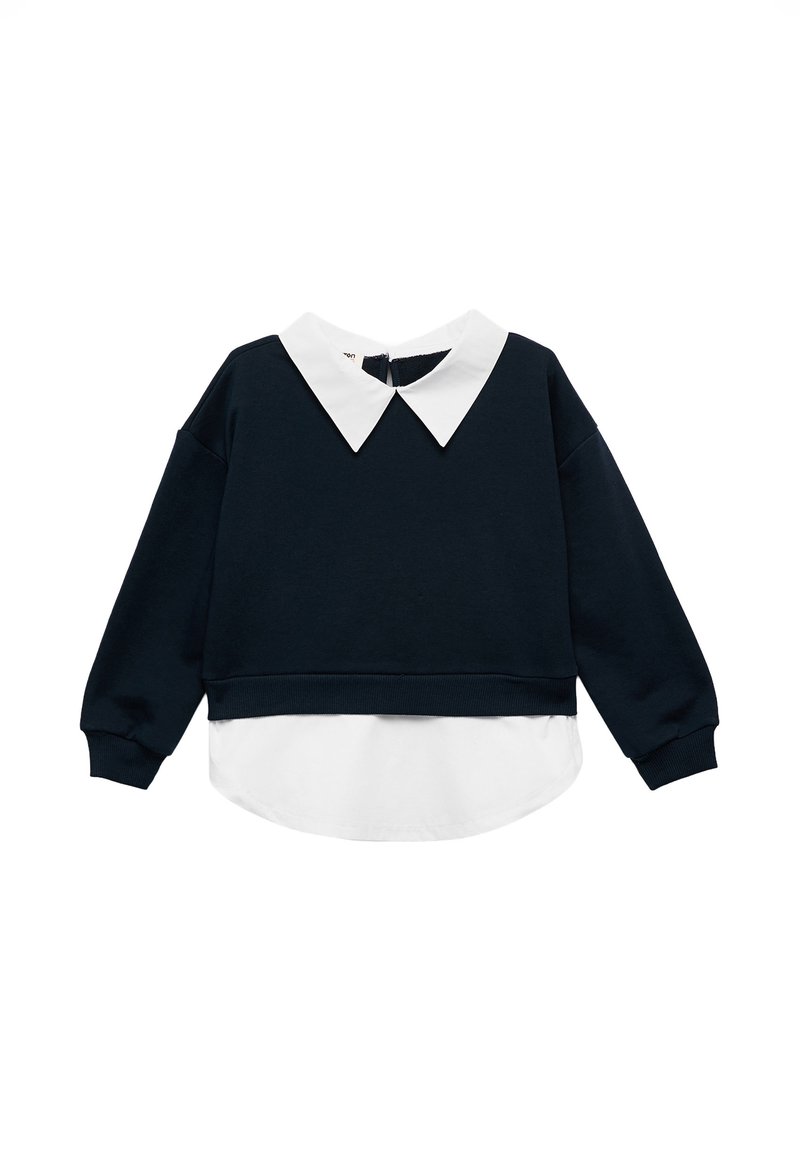 Granatowy krótki sweatshirt z białą, odpinaną koszulą pod spodem, z długimi rękawami i ściągaczami na końcach. Gładka faktura.
