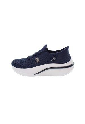 Marinblå stickad sneaker med en flexibel ovandel, vit sula och subtil logotypdetalj. Rundad form och texturerad yta för andningsförmåga.