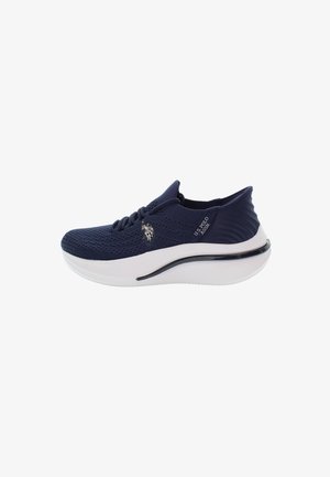 Sneaker lavorato a maglia blu navy con tomaia flessibile, suola bianca e un sottile dettaglio del logo. Forma arrotondata e superficie testurizzata per una migliore traspirabilità.