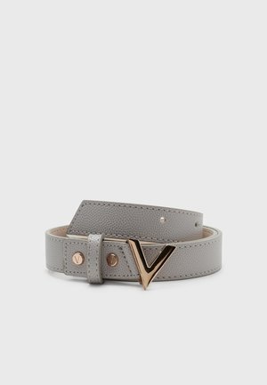 Lichtgrijze leren riem met textuur en goudkleurige V-vormige gesp en bijpassende klinknagels, opgerold op een effen lichte achtergrond.