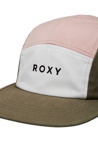 Čiapka s dizajnom blokovania farieb v ružovej, bielej a olivovo zelenej. Vyrobená z látky s prehnutým billom a odvážnym logom "ROXY" v čiernej farbe.