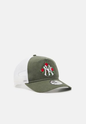 Grøn og hvid mesh baseballkasket med rød rosebroderi omkring en hvid stiliseret logo på frontpanelet og buet skygge.
