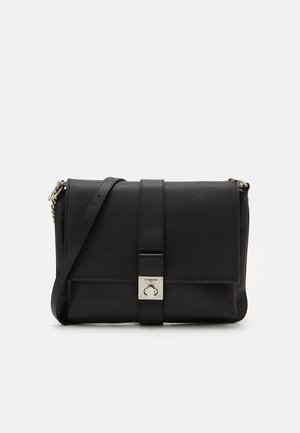 Sort læder skuldertaske med justerbar rem, frontklap og metal drejelås.