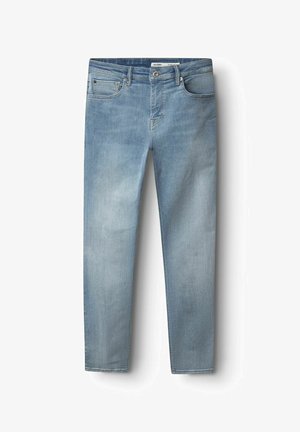 Világoskék farmernadrág, egyenes fazonnal, öt zsebből áll, gombos záródással és enyhe kopással a lábakon. Simaság, puha érzet.