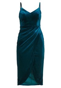 Robe en velours bleu sarcelle avec bretelles spaghetti ajustables, corsage cintré, drapé asymétrique et fente haute sur la cuisse. Texture lisse.