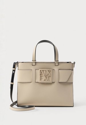 Sac à main rectangulaire beige avec poignées noires, deux poches latérales, bandoulière amovible et plaque centrale avec le logo "Armani Exchange".