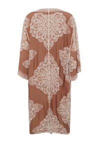 Brązowy kimono z misternymi białymi koronkami, luźny krój, szerokie rękawy oraz średniej długości design z centralnym szwem.