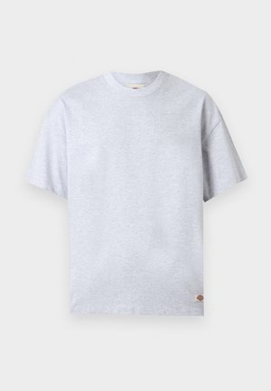 Preprosta svetlo siva majica s kratkimi rokavi in okroglim izrezom ter majhno pravokotno oznako z logotipom na spodnjem desnem robu.