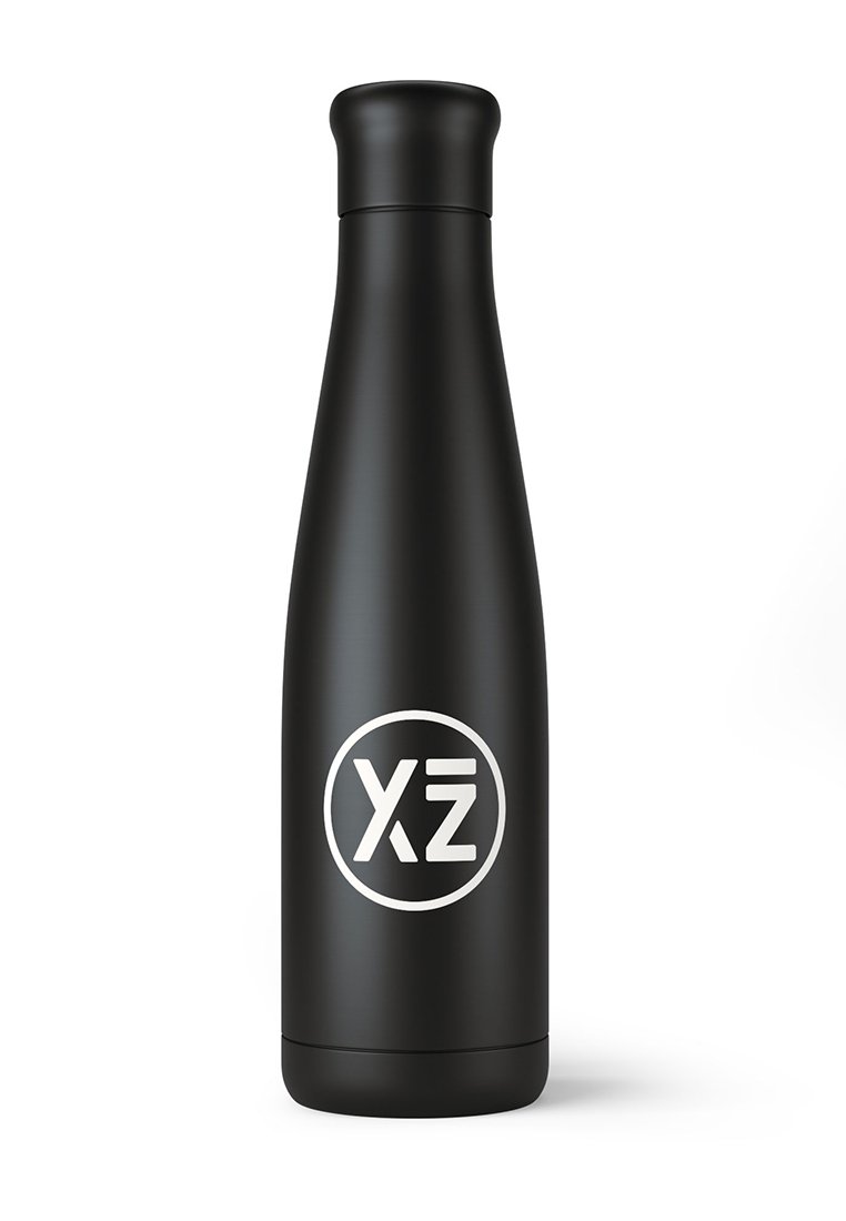 Botella de agua de acero inoxidable negra con un cuerpo estrecho, base redondeada y un logo circular blanco que presenta "XZ". Textura mate suave.
