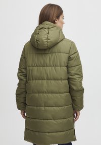 Olivově zelená péřová bunda s kapucí, s horizontálním prošíváním a střední délkou. Hladký povrch a izolační vlastnosti pro teplo.