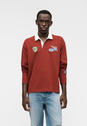 - Bluzka z długim rękawem