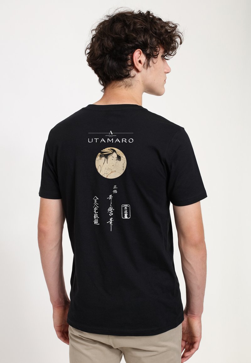Černé tričko s kruhovou ilustrací a japonským textem na zadní straně, které reprezentuje styl umění Utamaro. Bavlněný materiál, krátké rukávy.
