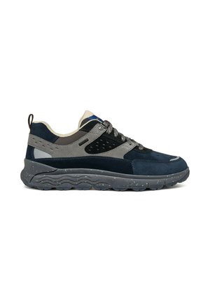 Scarpe sportive in suede blu navy con dettagli grigi, una suola testurizzata e forature laterali. Presentano lacci rotondi e un tab di estrazione.
