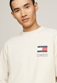 Tommy Jeans CREW NECK LOGO  - Sudadera - newsprint