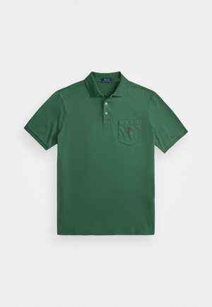 Zielona koszulka polo wykonana z mieszanki bawełny, z kołnierzykiem, trzema guzikami z przodu oraz kieszonką na piersi z małym czerwonym logo.