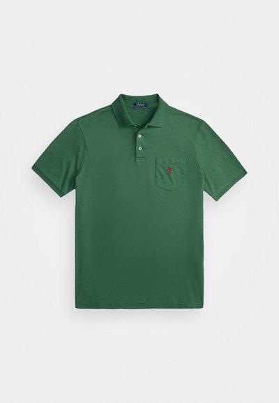 Zaļš polo krekls, izgatavots no kokvilnas maisījuma, ar apkakli, trīs pogu aizdari un krūšu kabatu ar mazu sarkanu logo.