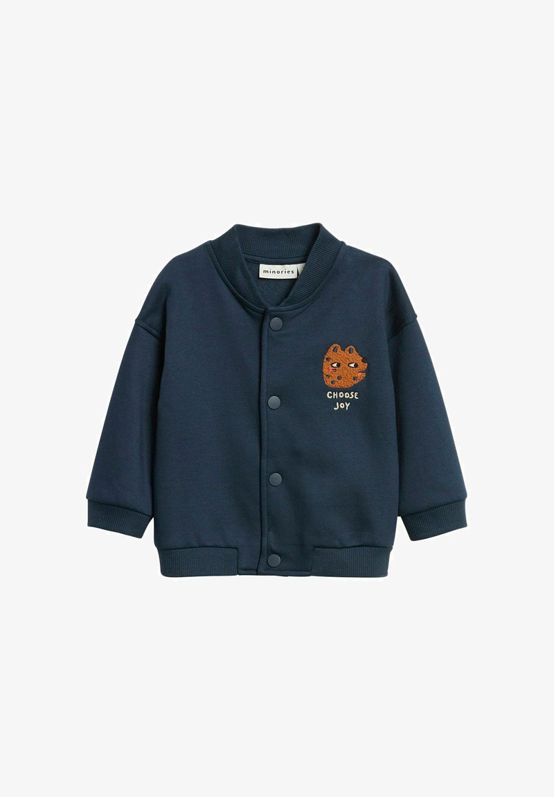 Donkerblauwe sweatshirt met ronde hals, knoopsluiting aan de voorkant, geribbelde manchetten en een geborduurde bruine beer met de tekst "CHOOSE JOY" op de borst.