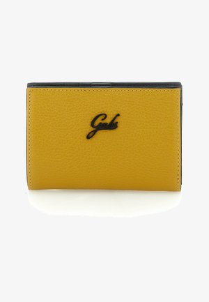 Portafoglio in pelle gialla con dettagli neri, caratterizzato da una superficie testurizzata e cuciture rifinite. Il logo è in rilievo sulla parte anteriore.