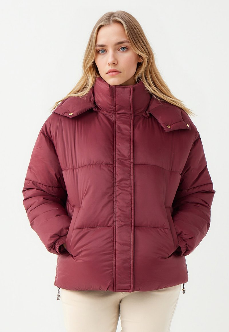 Burgunderfarbene Pufferjacke mit hohem Kragen, Reißverschluss vorne und zwei seitlichen Taschen; verfügt über ein gestepptes Design und geknöpfte Schulterakzente.