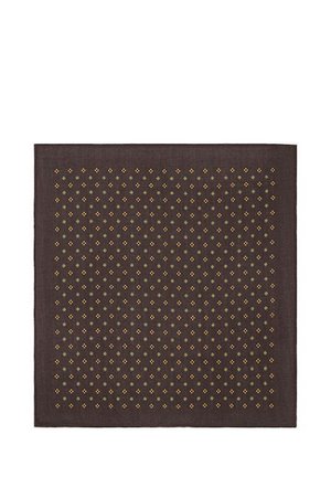 Ciemnobrązowa tkanina z powtarzalnym geometrycznym wzorem małych żółtych i pomarańczowych kwiatów, równomiernie rozmieszczonych na powierzchni.