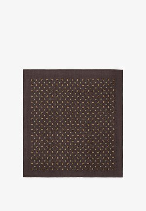 Ciemnobrązowa tkanina z powtarzalnym geometrycznym wzorem małych żółtych i pomarańczowych kwiatów, równomiernie rozmieszczonych na powierzchni.